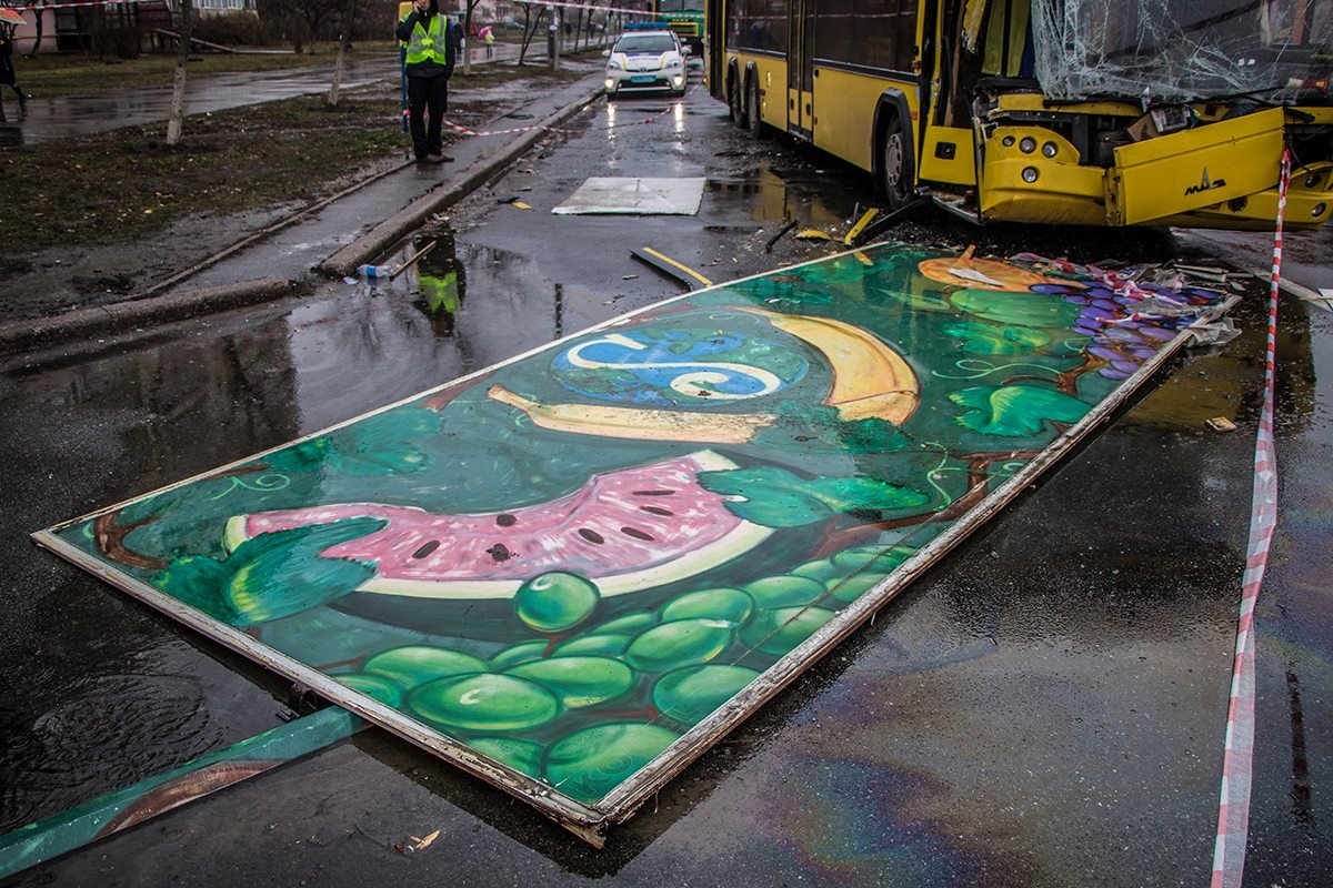 От удара левая боковая часть кузова грузовика отвалилась От удара левая боковая часть кузова грузовика отвалилась