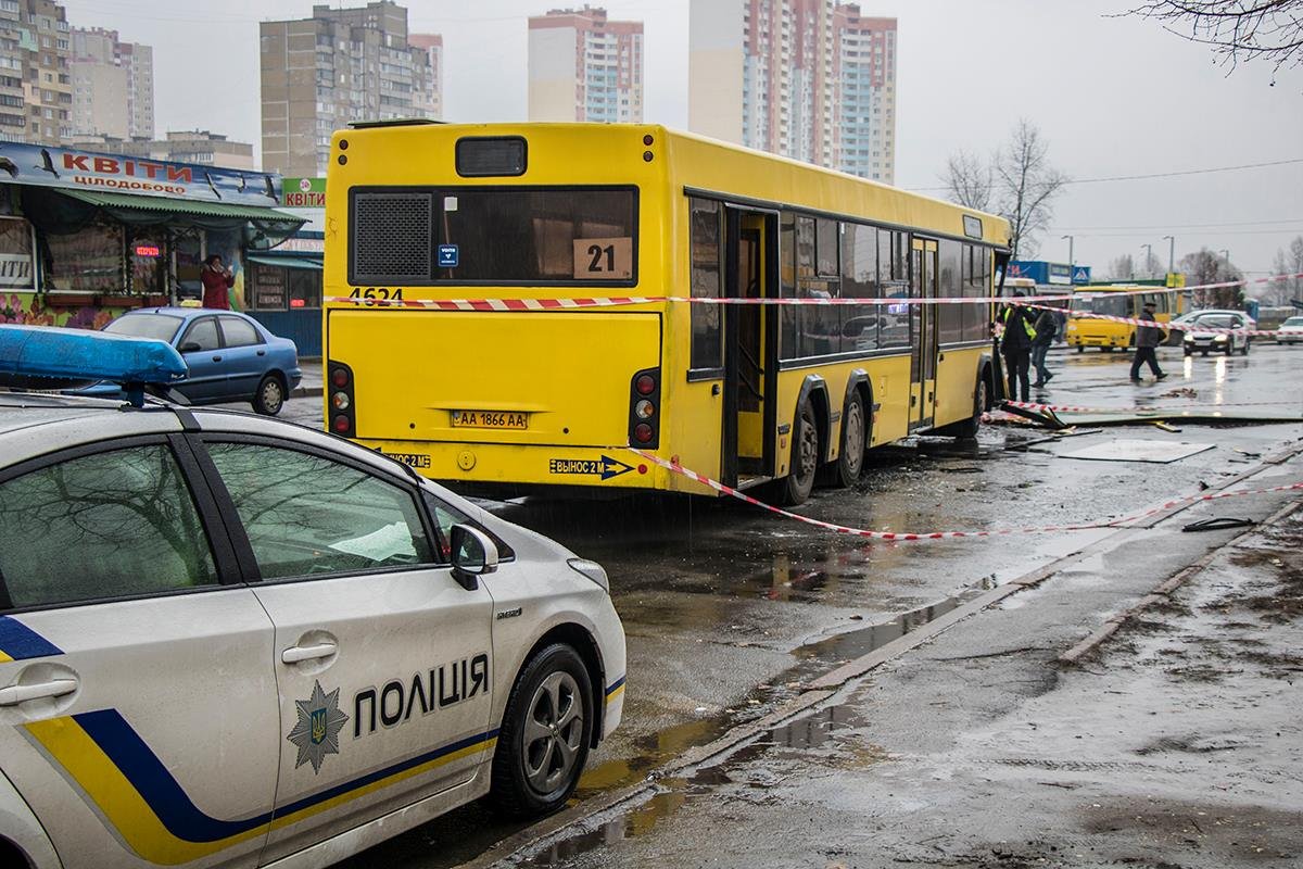 В автобусе находились около десяти пассажиров, среди которых маленький ребенок В автобусе находились около десяти пассажиров, среди которых маленький ребенок