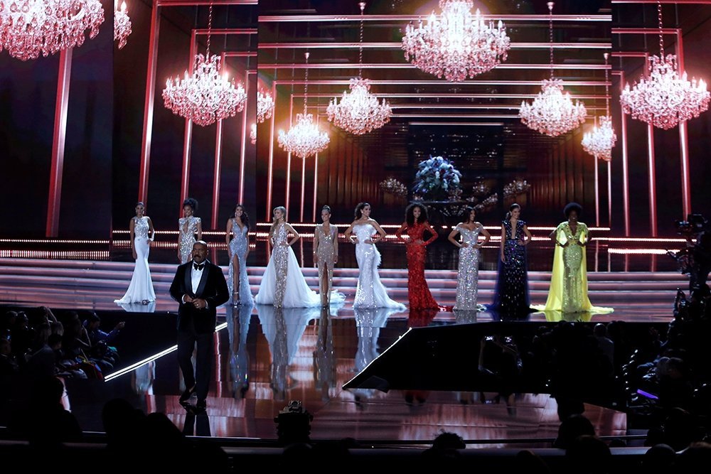 Судьи оценивали умение девушек ходить по подиуму в вечерних нарядах Судьи оценивали умение девушек ходить по подиуму в вечерних нарядах