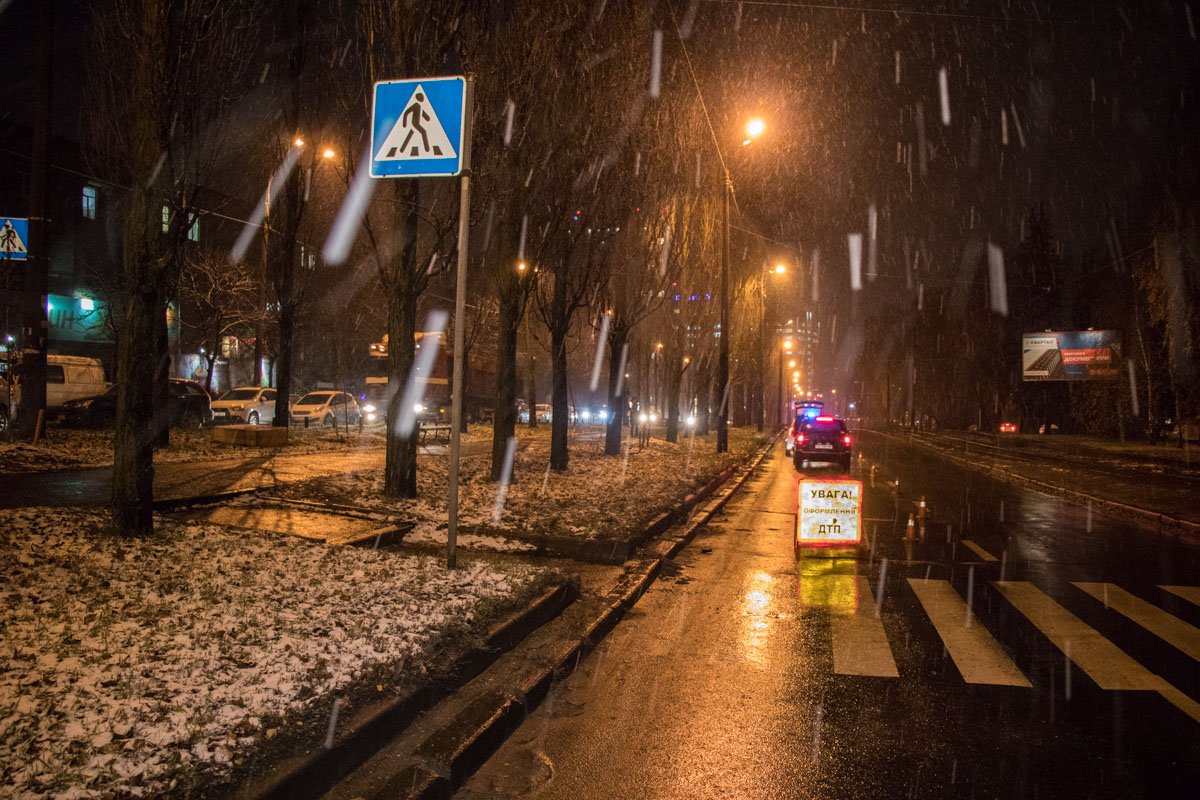 На бульваре Ивана Лепсе легковой автомобиль Hyundai сбил человека На бульваре Ивана Лепсе легковой автомобиль Hyundai сбил человека