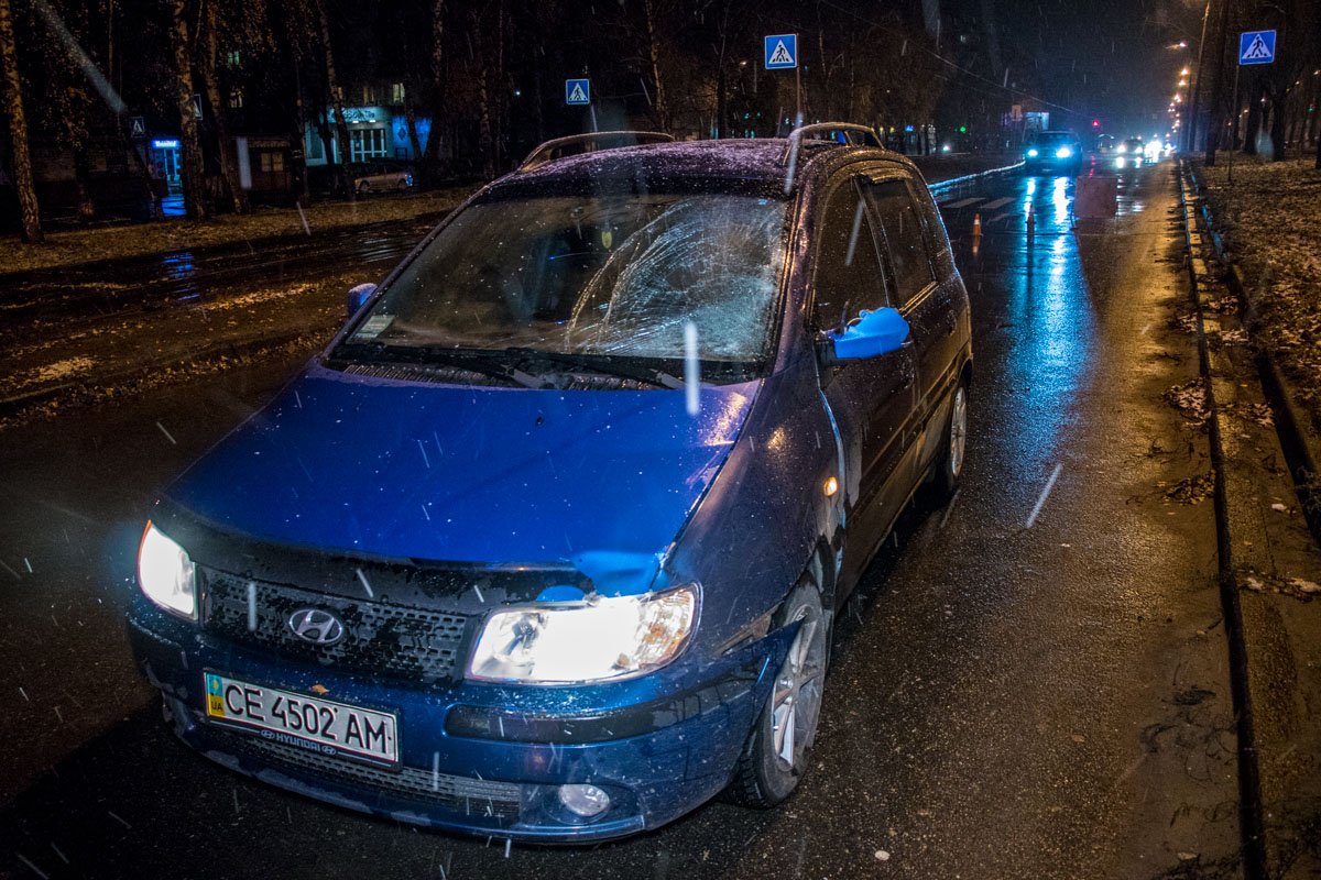 Женщина очень быстро выскочила на дорогу и водитель не успел среагировать Женщина очень быстро выскочила на дорогу и водитель не успел среагировать