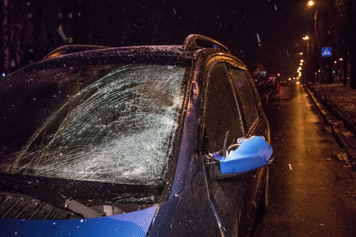 От удара у машины побита левая часть переднего бампера и лобового стекла От удара у машины побита левая часть переднего бампера и лобового стекла