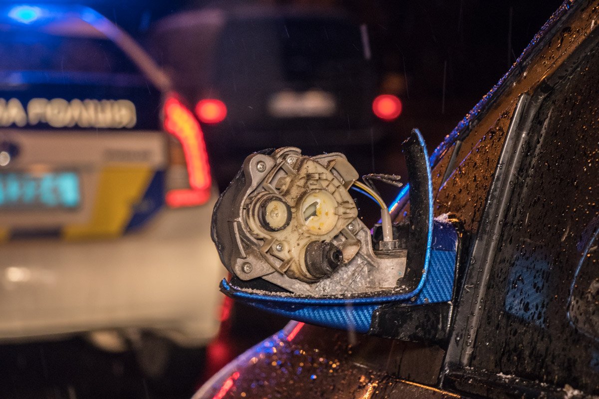 Также отлетела часть левого зеркала заднего вида Также отлетела часть левого зеркала заднего вида