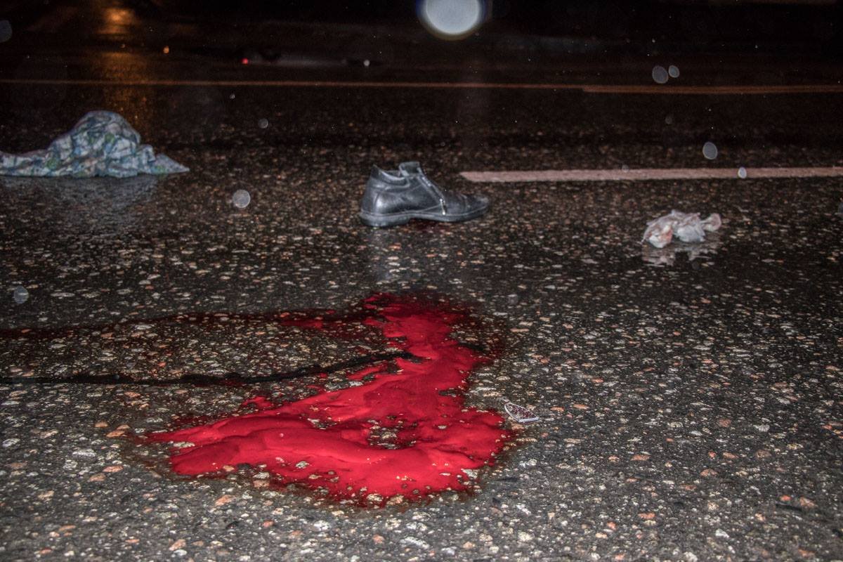 На месте столкновения, помимо следов крови, много личных вещей пострадавших На месте столкновения, помимо следов крови, много личных вещей пострадавших