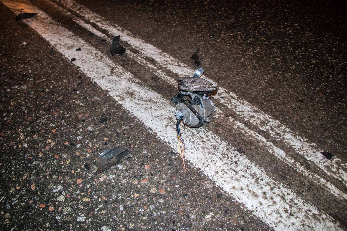 На месте столкновения есть части кузова скрывшегося авто На месте столкновения есть части кузова скрывшегося авто