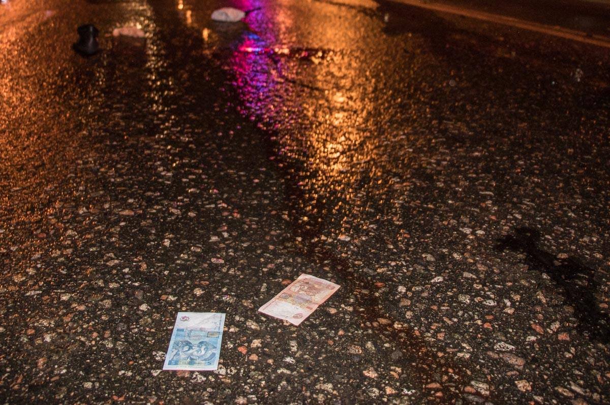 На месте столкновения, помимо следов крови, много личных вещей пострадавших На месте столкновения, помимо следов крови, много личных вещей пострадавших