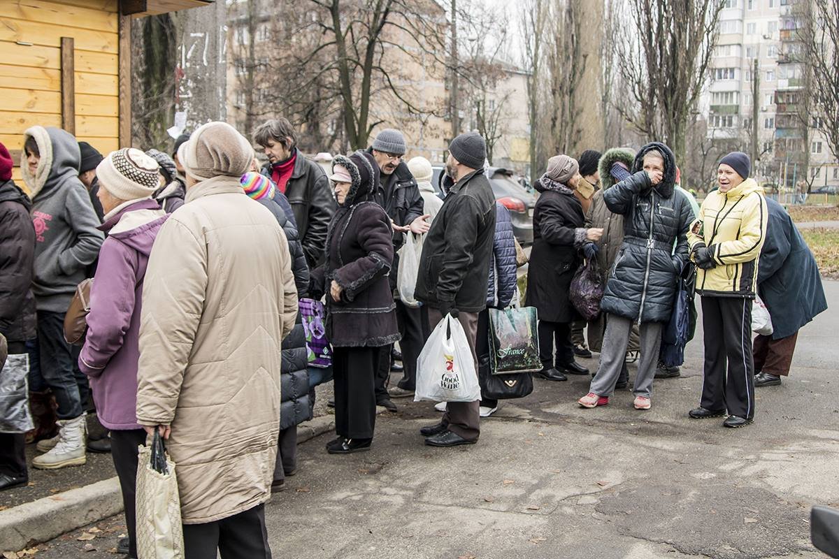 Возле пункта раздачи еды образовалась небольшая очередь 