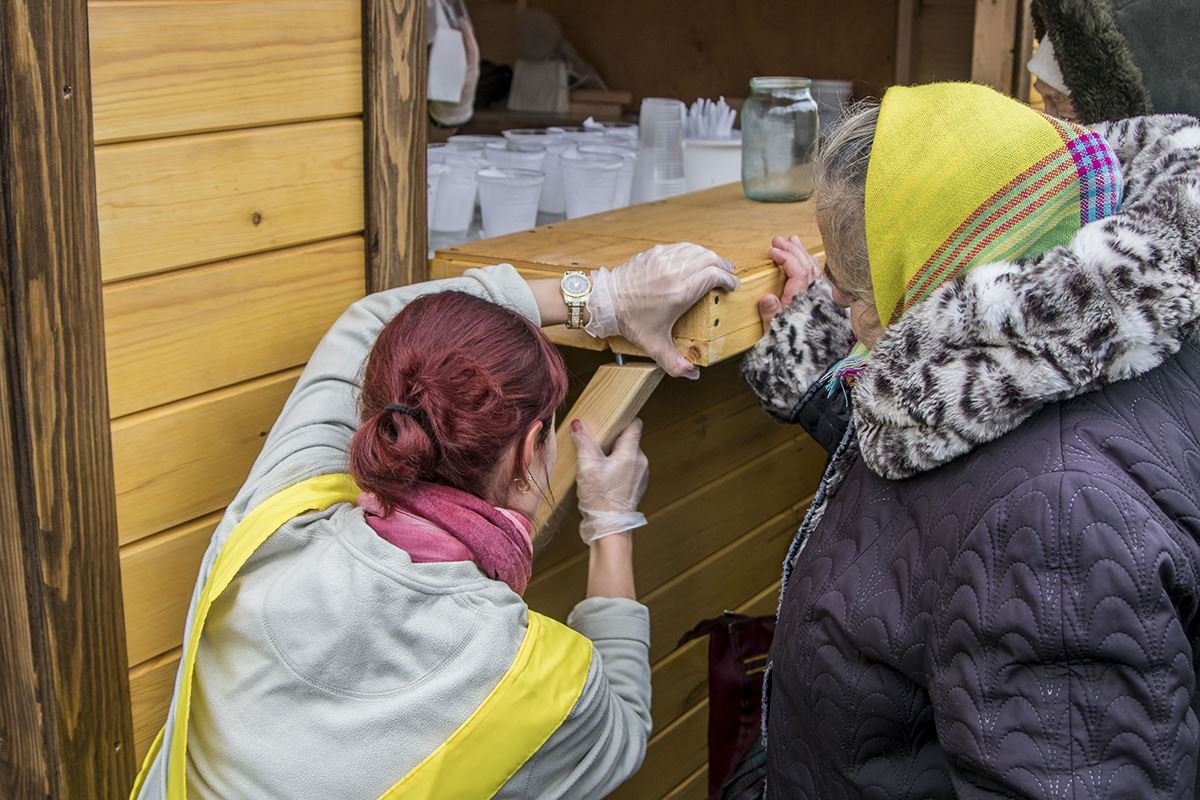 Волонтеры и еду раздают, и пункт раздачи сами ремонтируют 