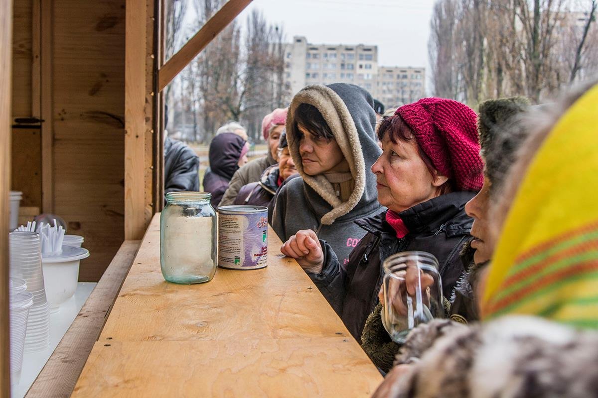 Пенсионеры пришли за его со своей тарой 