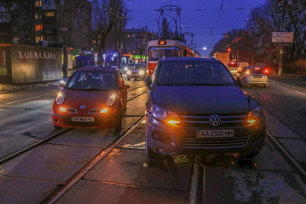 На проспекте Отрадном столкнулись Volkswagen Touareg и Nissan Note