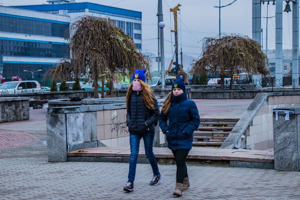 На улицах все чаще можно встретить людей с патриотичными аксессуарами На улицах все чаще можно встретить людей с патриотичными аксессуарами