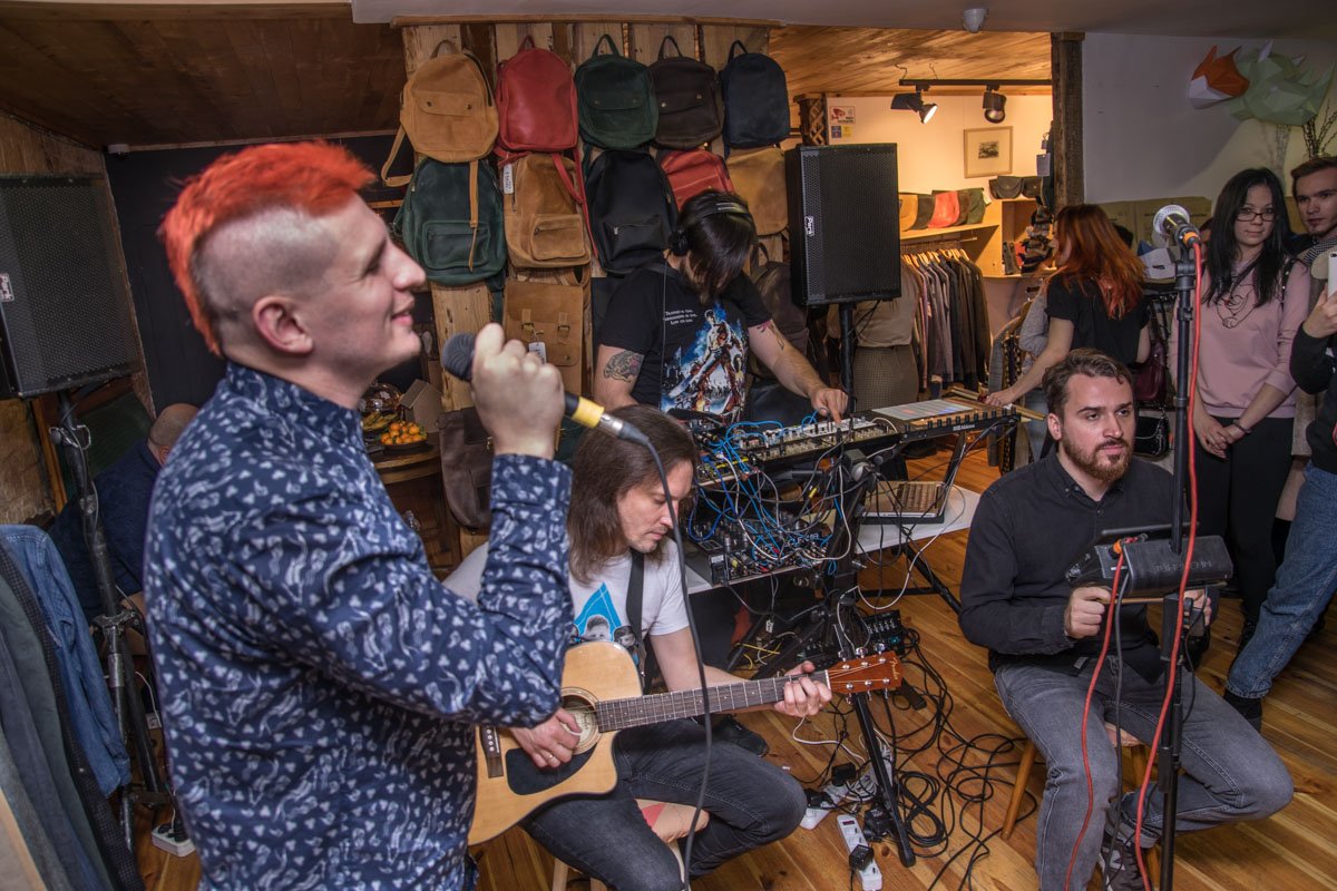 Артисты исполняли песни для своих поклонников