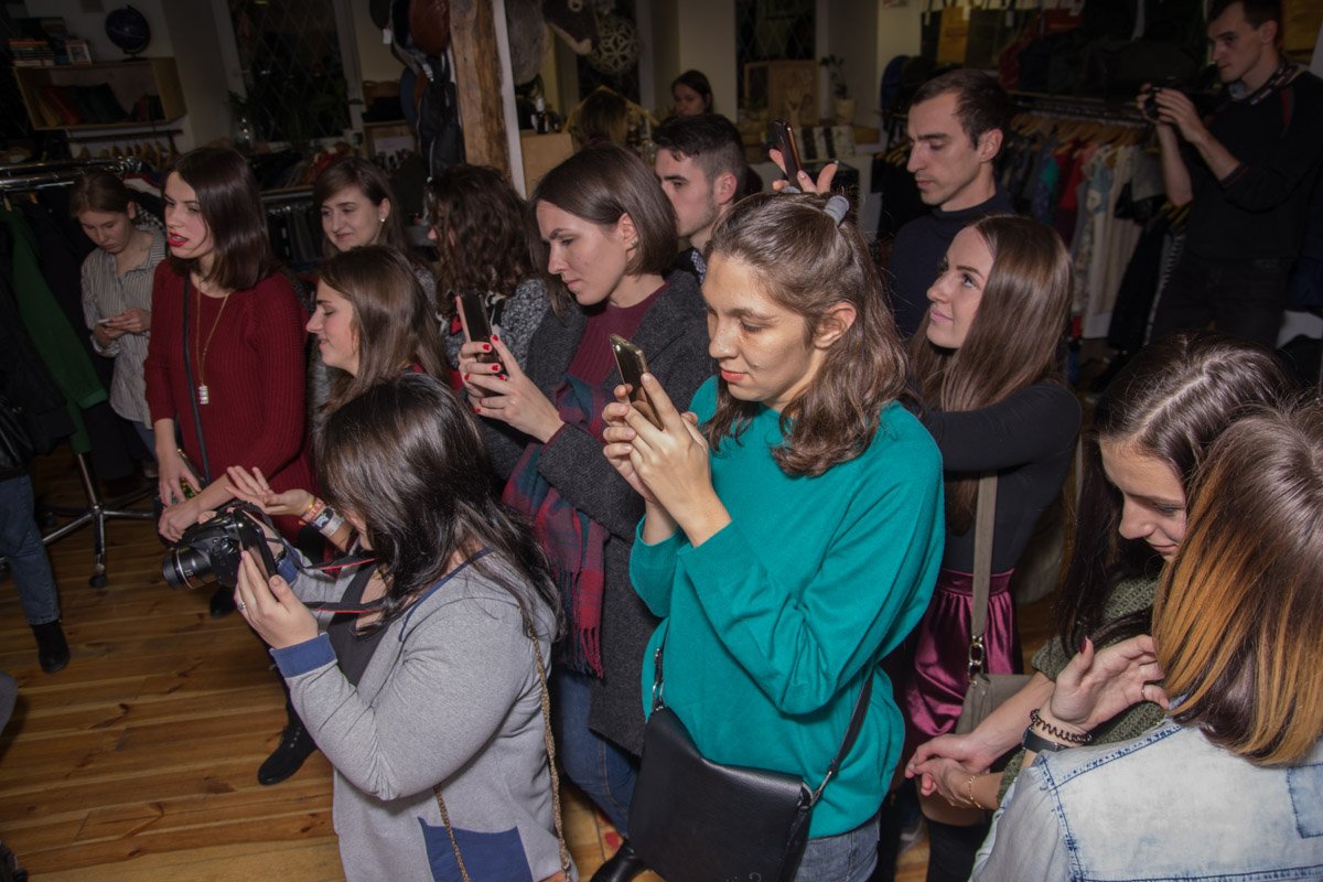 Зрители фотографировали любимых артистов, а после их выступлений, делали с ними селфи