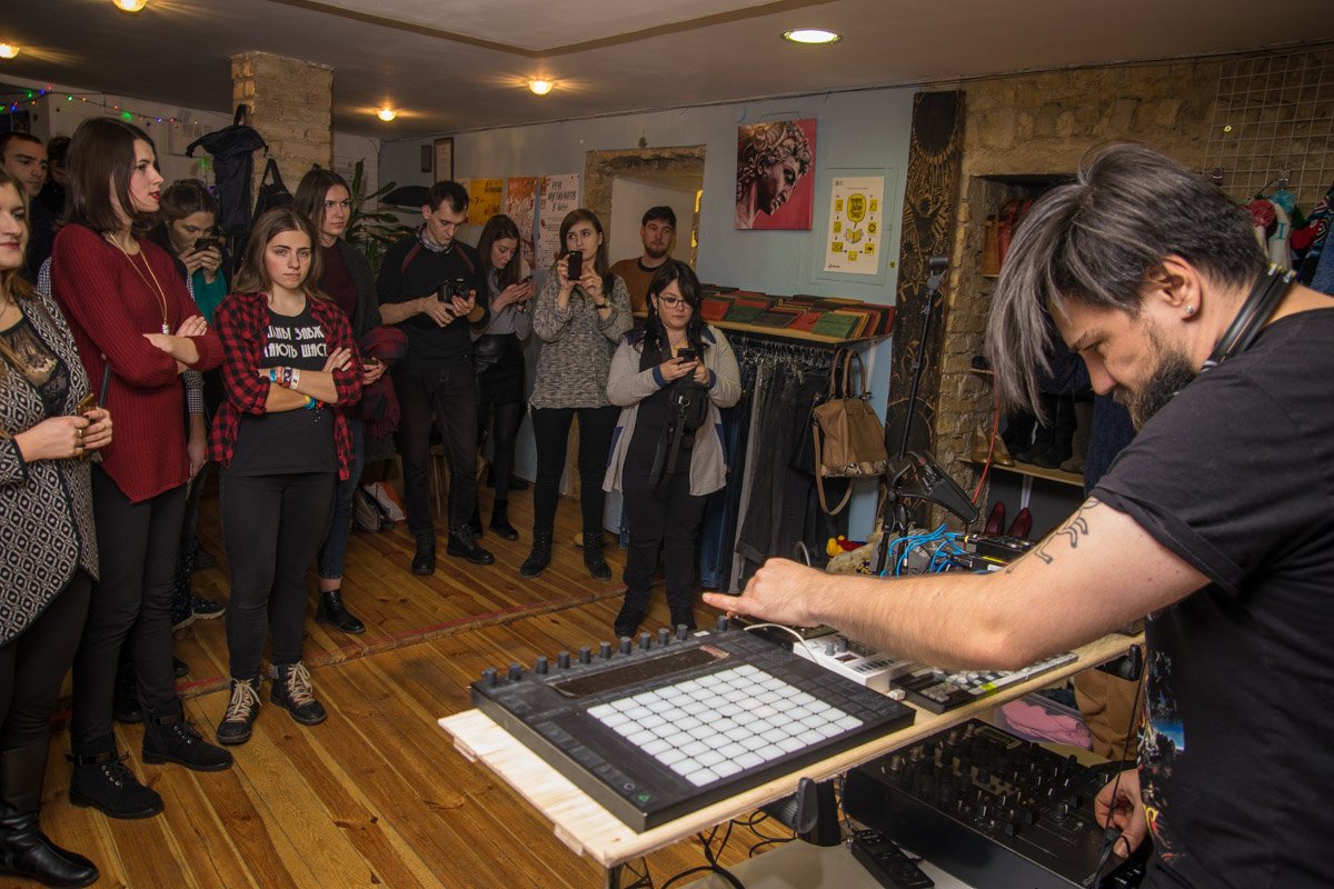 Danielyan играет на гибридном сетапе синтезаторов и Ableton