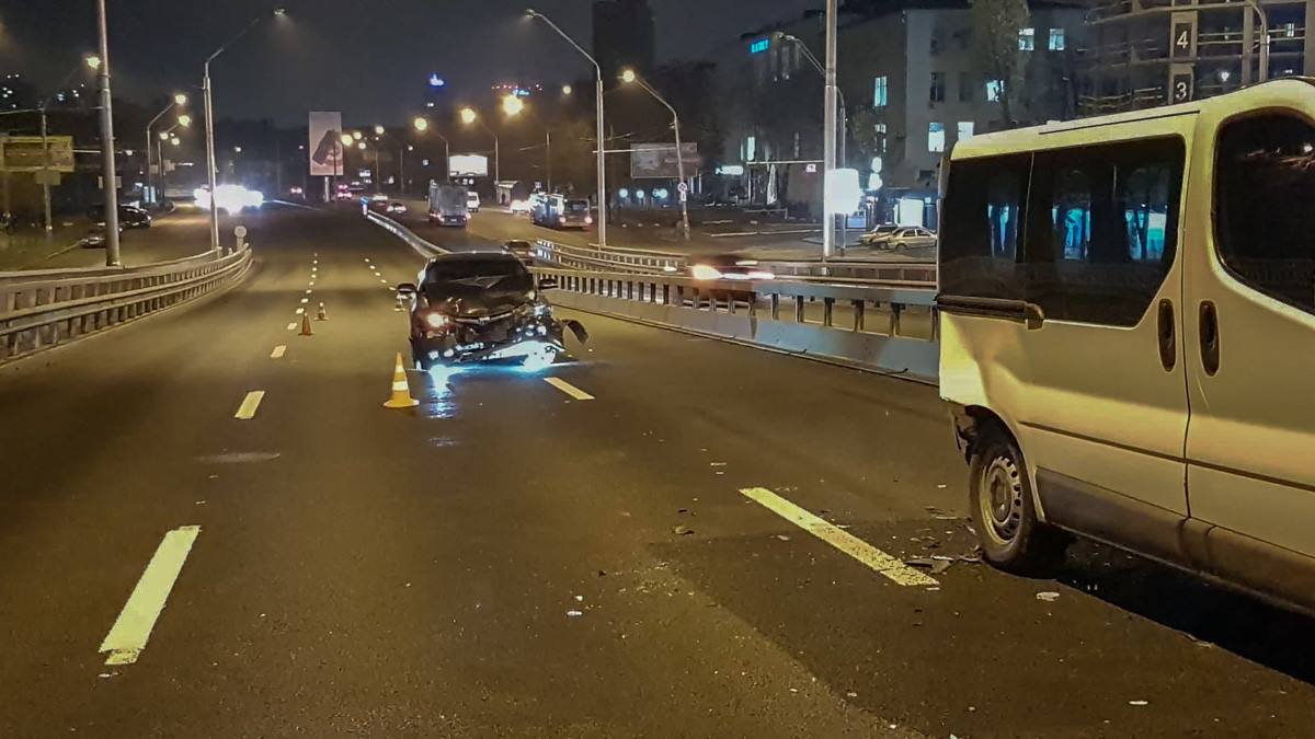 У автомобиля Honda значительно повреждена передняя часть У автомобиля Honda значительно повреждена передняя часть