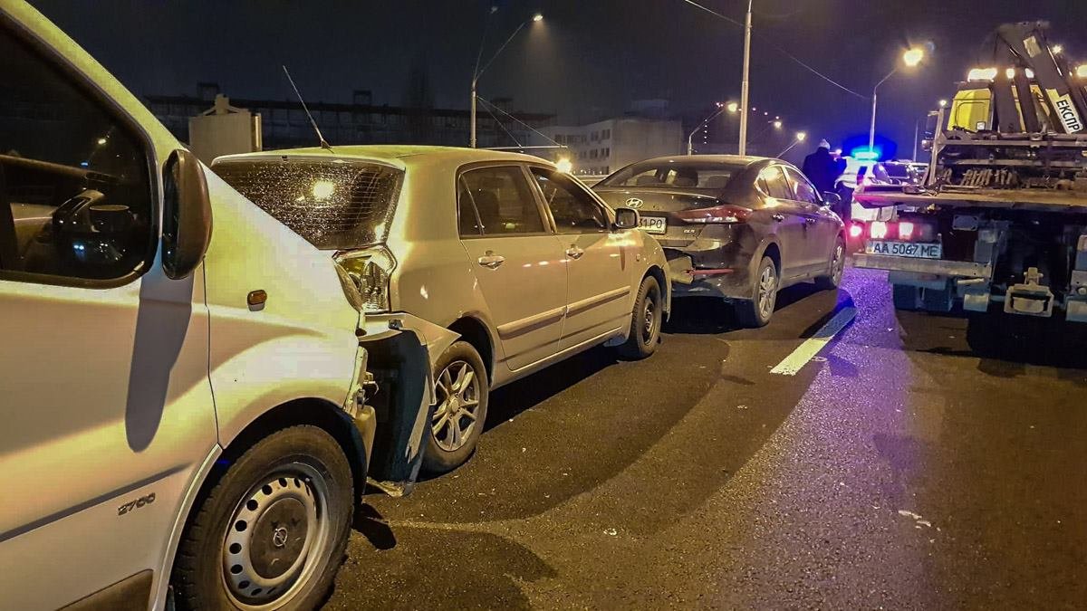 Автомобили столкнулись на путепроводе возле метро Нивки Автомобили столкнулись на путепроводе возле метро Нивки