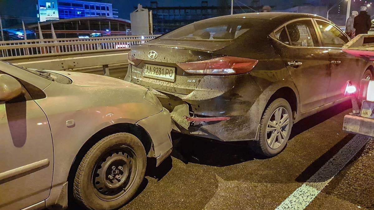 Изначально в аварию попали 3 авто Изначально в аварию попали 3 авто