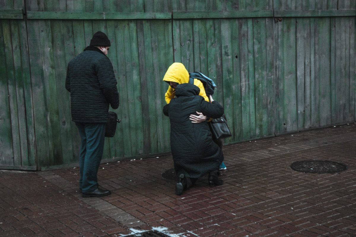 Прохожие помогают им подняться Прохожие помогают им подняться