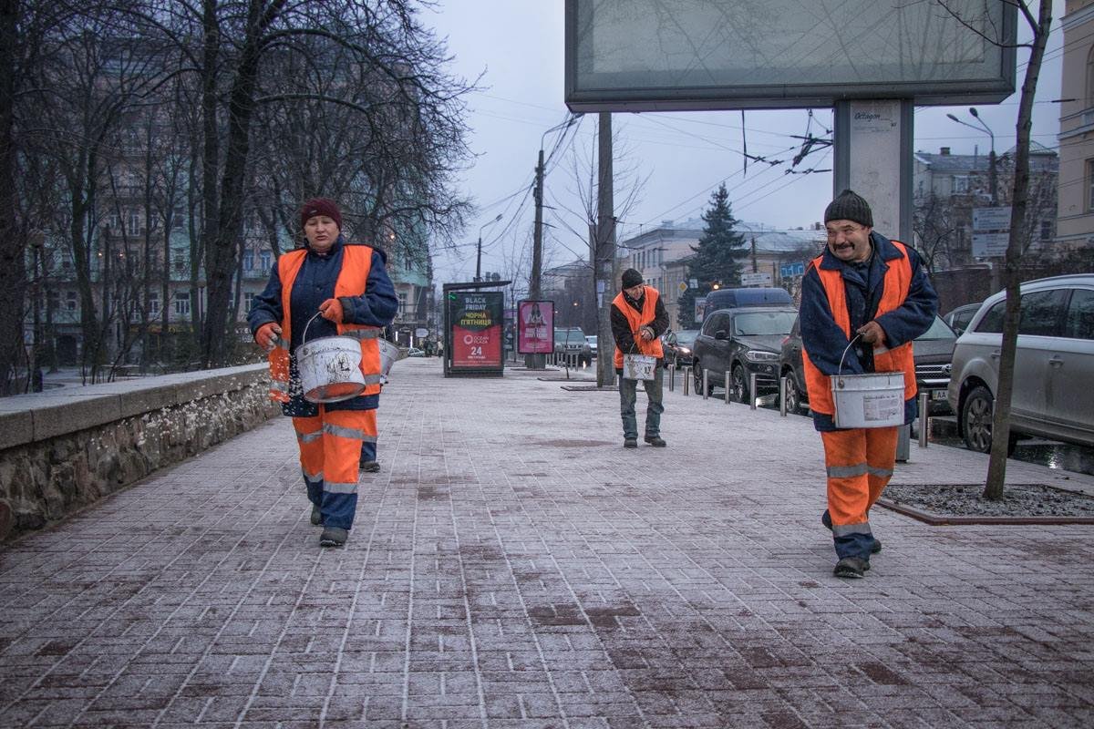 Коммунальщики до сих пор продолжают посыпать тротуары специальной смесью Коммунальщики до сих пор продолжают посыпать тротуары специальной смесью