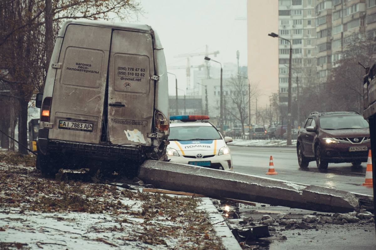 Произошло ДТП на улице Ревуцкого Произошло ДТП на улице Ревуцкого