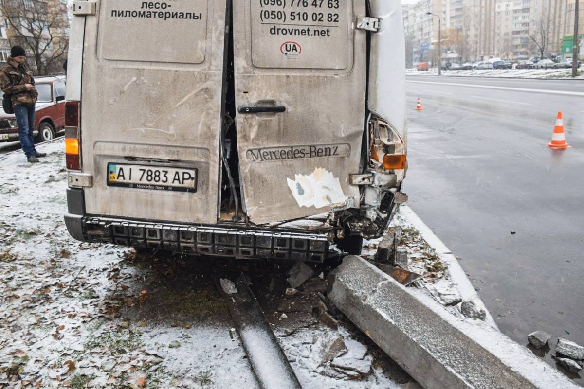 Mercedes-Benz влетел в фонарный столб Mercedes-Benz влетел в фонарный столб