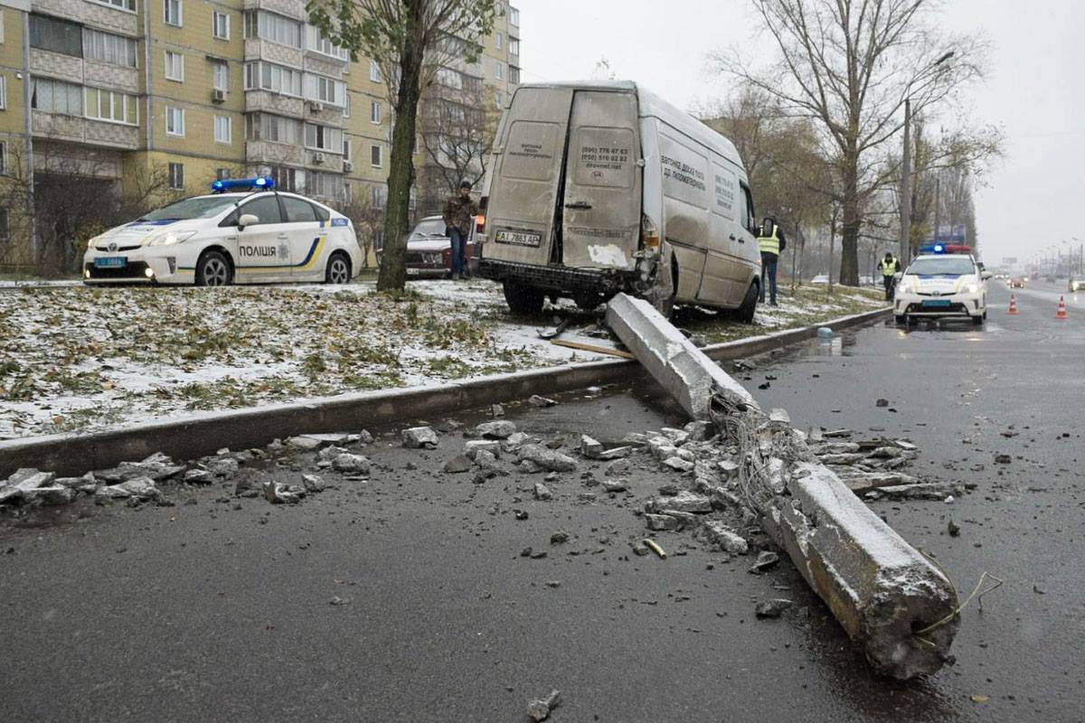 Автомобиль занесло на скользкой дороге Автомобиль занесло на скользкой дороге