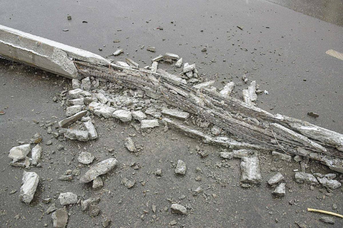 От удара столб упал на проезжую часть дороги От удара столб упал на проезжую часть дороги