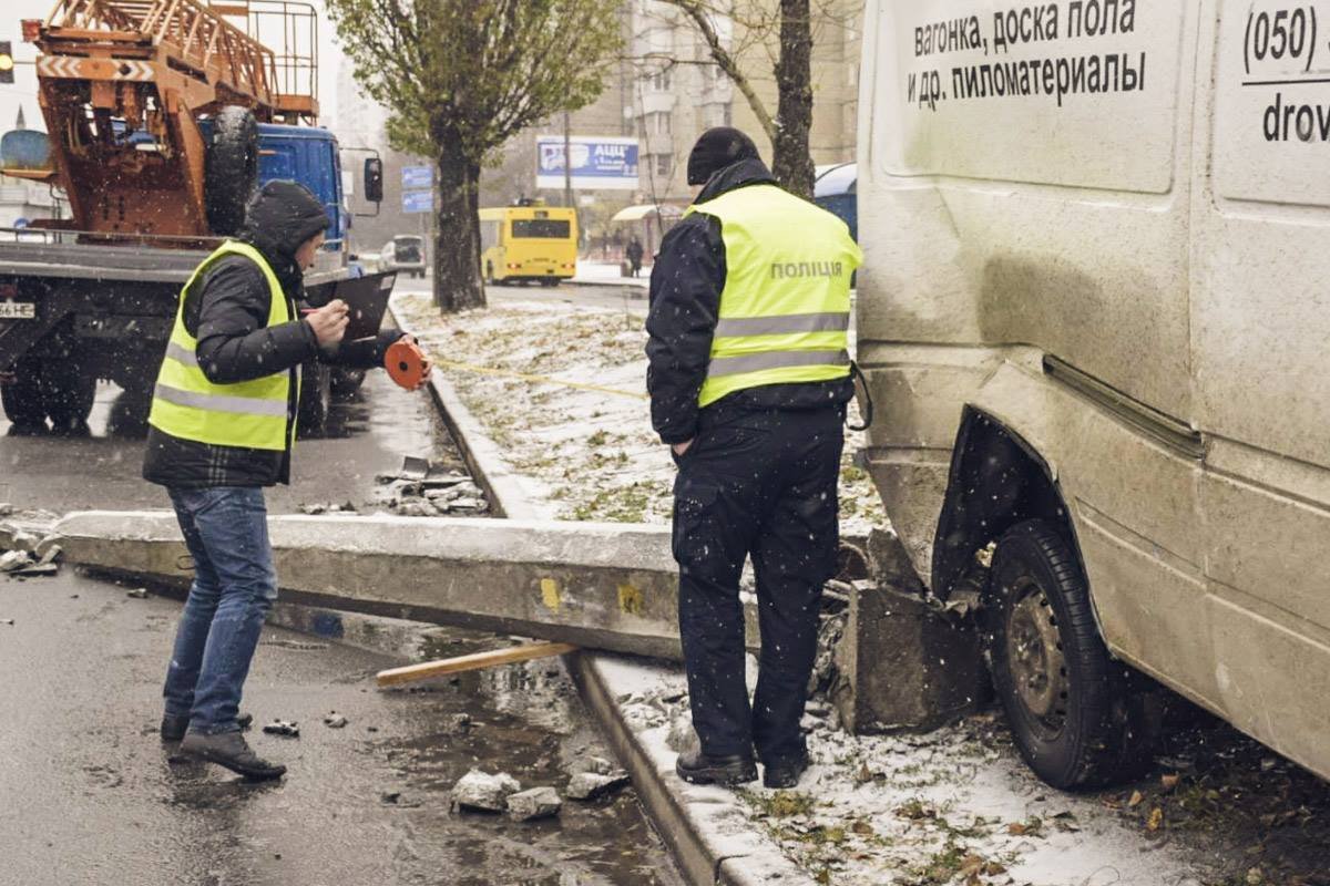 Пострадал водитель Mercedes-Benz, его увезла скорая с черепно-мозговой травмой Пострадал водитель Mercedes-Benz, его увезла скорая с черепно-мозговой травмой