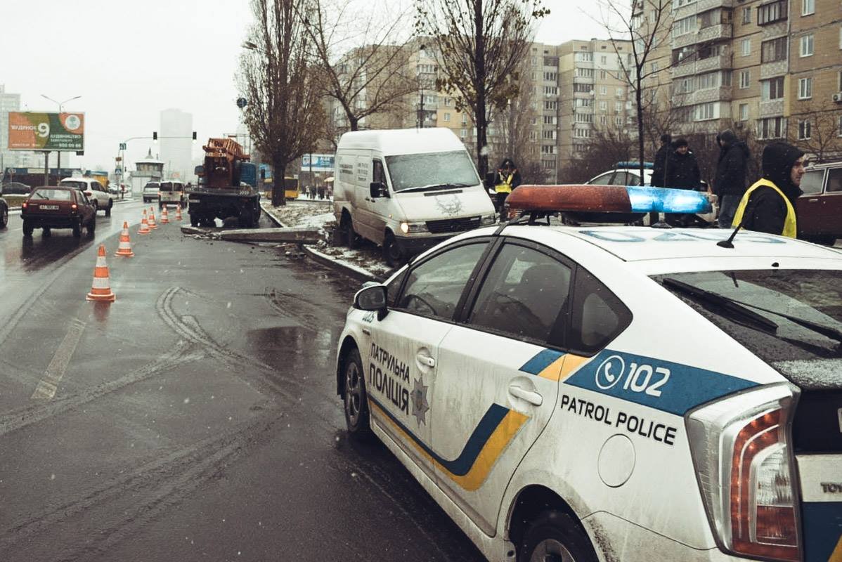 На месте аварии работает полиция На месте аварии работает полиция