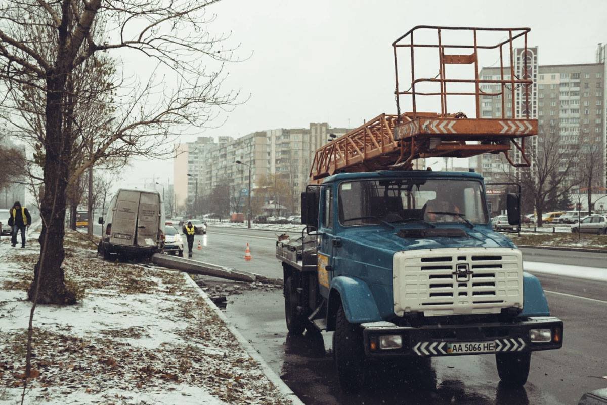 Также приехали работники КП "Киевгорсвет", они будут ремонтировать столб Также приехали работники КП "Киевгорсвет", они будут ремонтировать столб