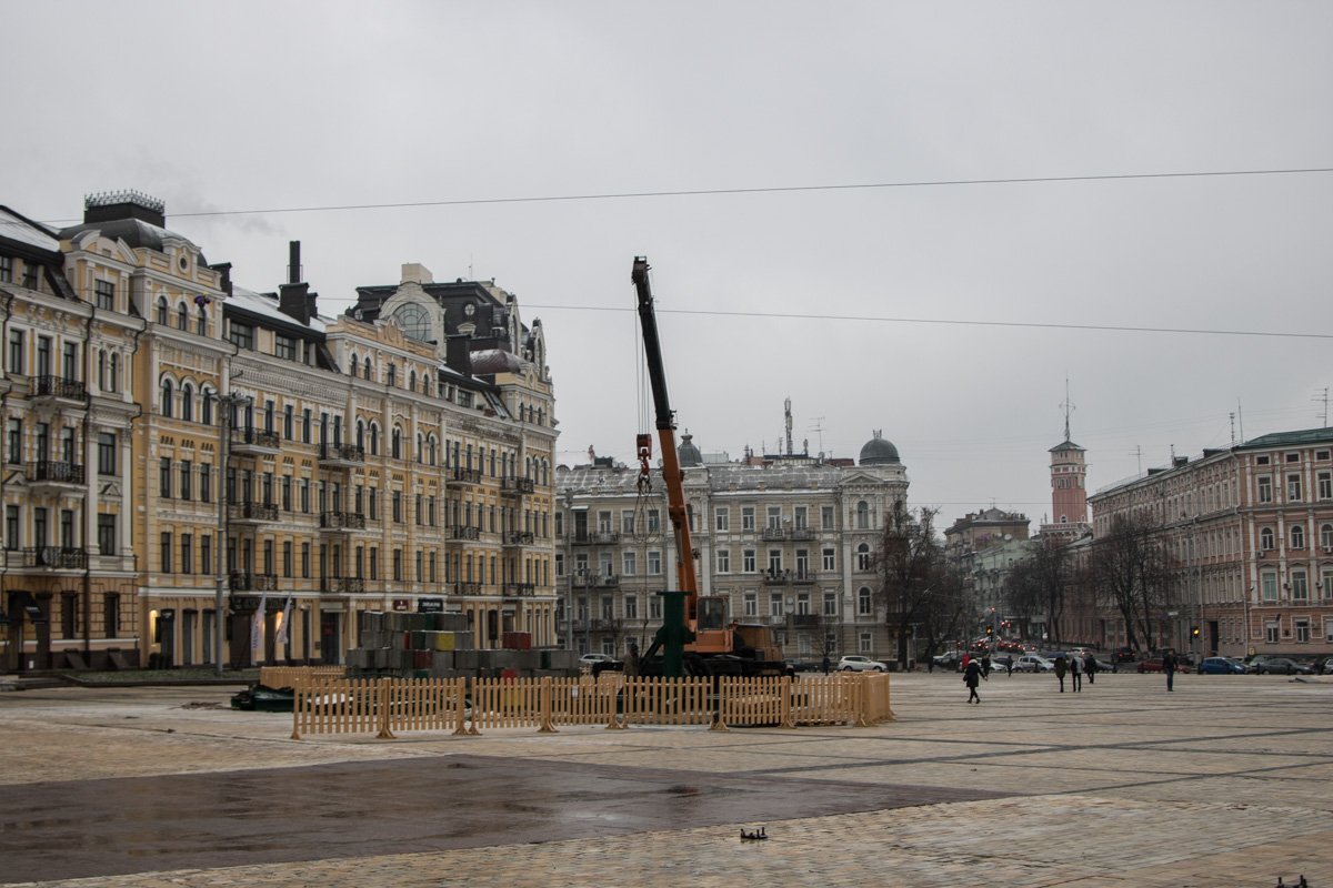 На Софиевской площади начали подготовительные работы для установки новогодней елки