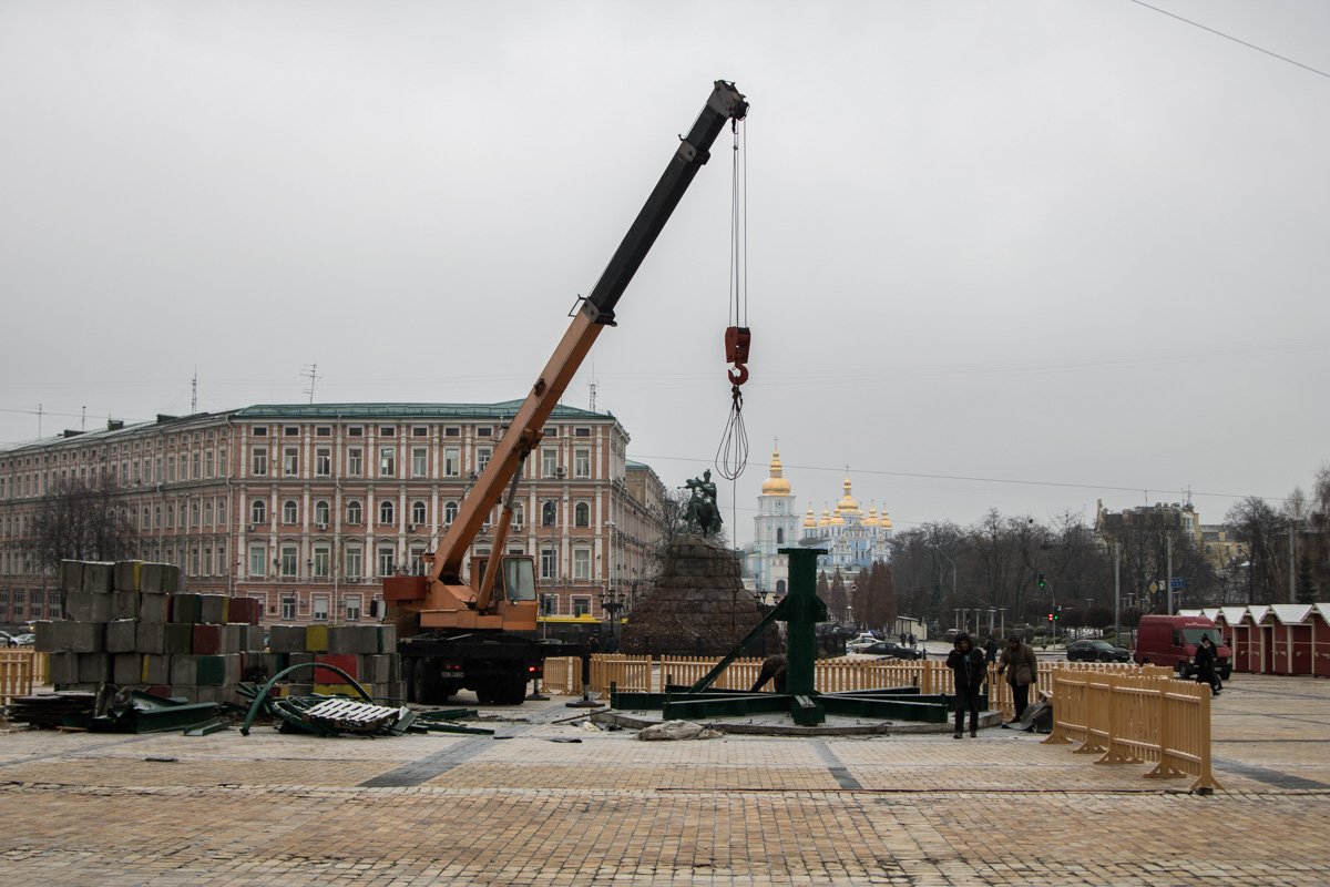 На площадь уже привезли основу, на которой она будет стоять