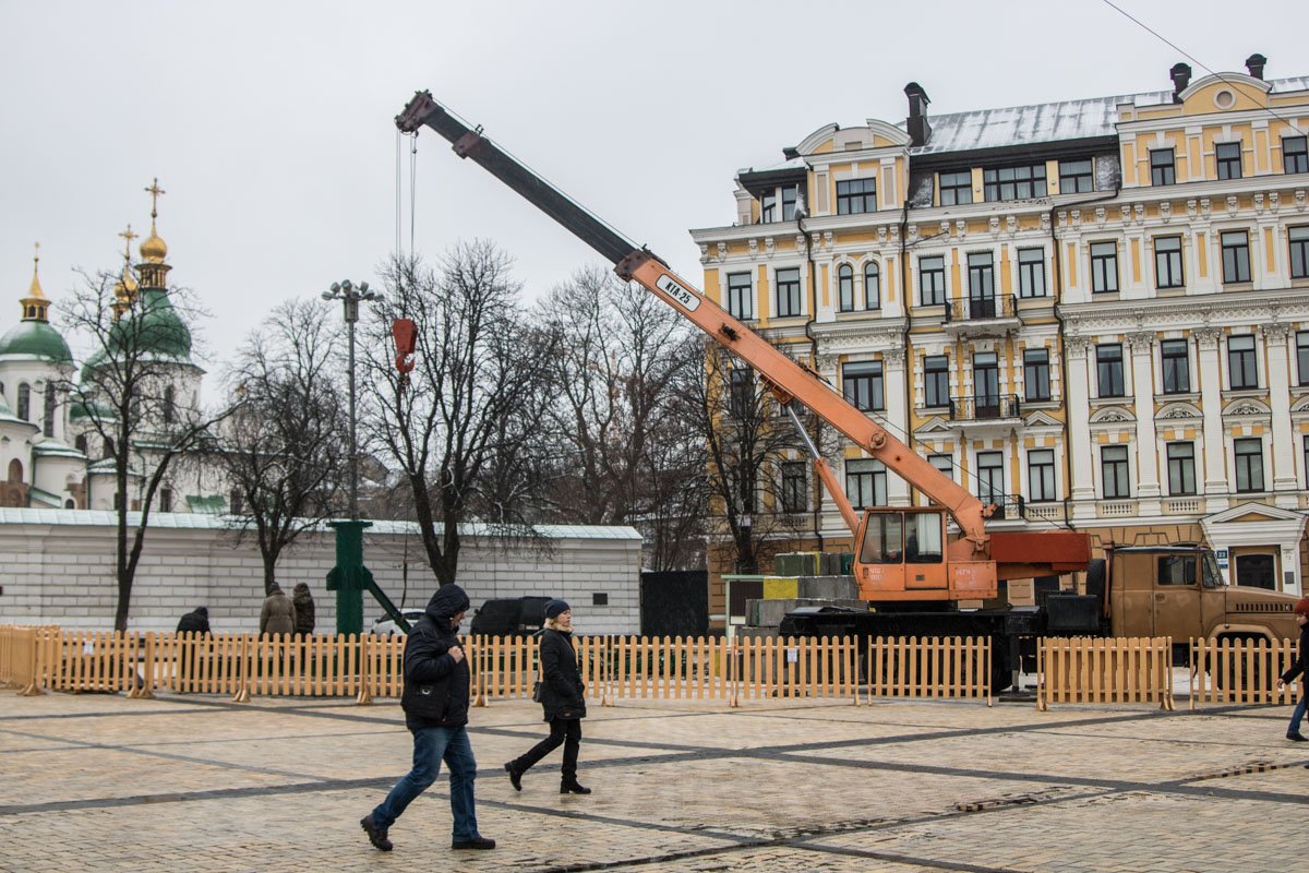 Также устанавливают конус, на который будут крепить зеленую красавицу