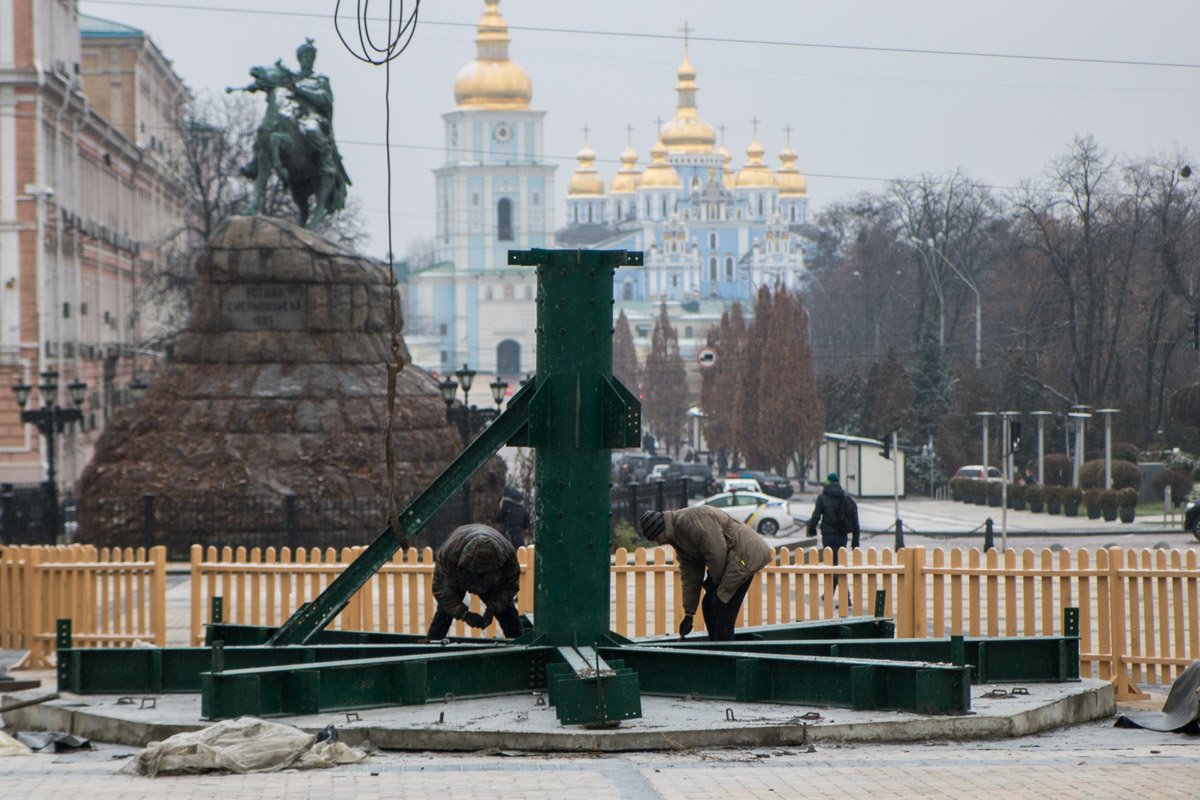 Работники занимаются подготовкой даже несмотря на то, что на улице идет снег