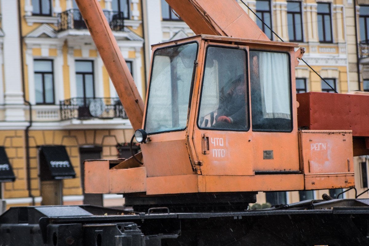 Работает подъемный кран