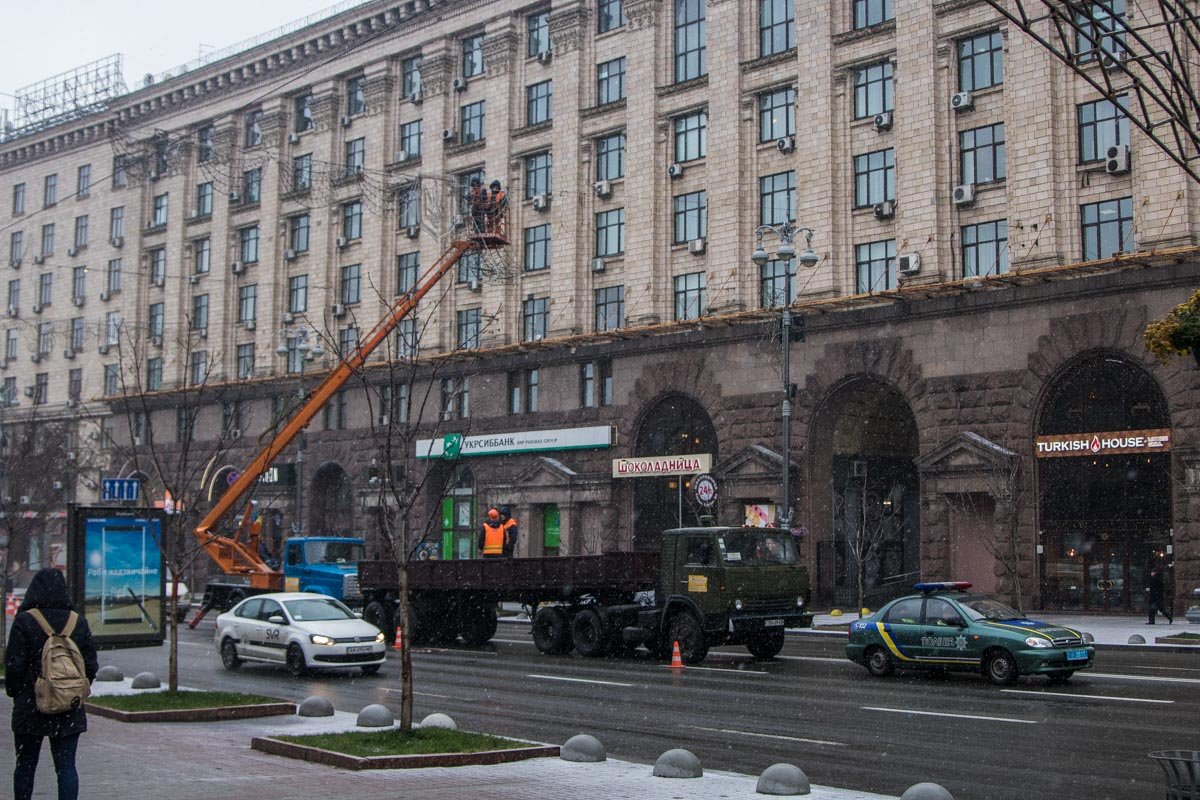 Киев украшают праздничными гирляндами