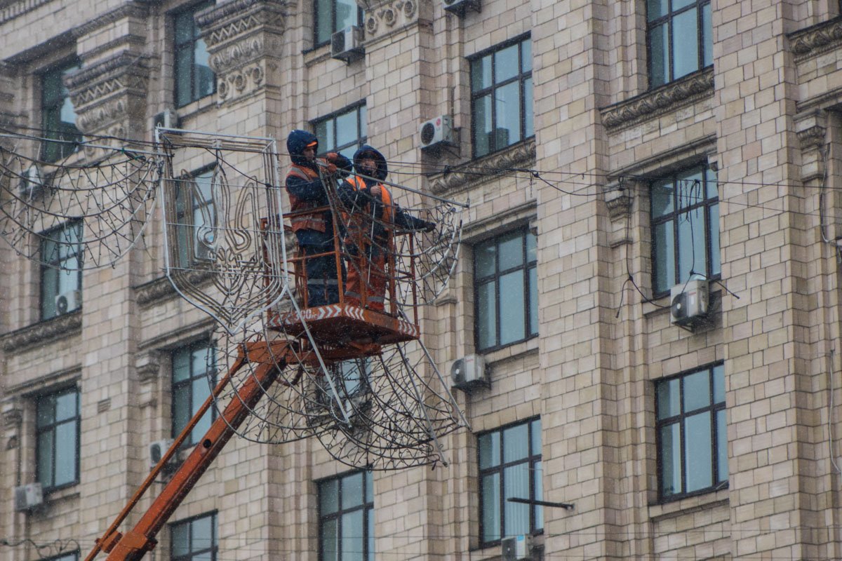 На Крещатике устанавливают новогоднюю иллюминацию