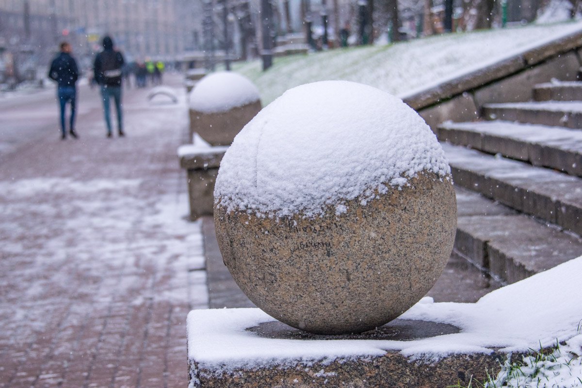 Снег - это кокосовая стружка, а земля большая рафаэлка