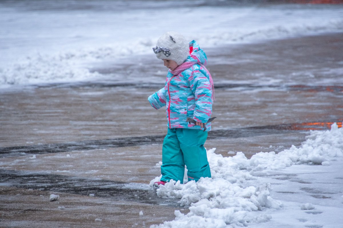 Дети радуются снегу