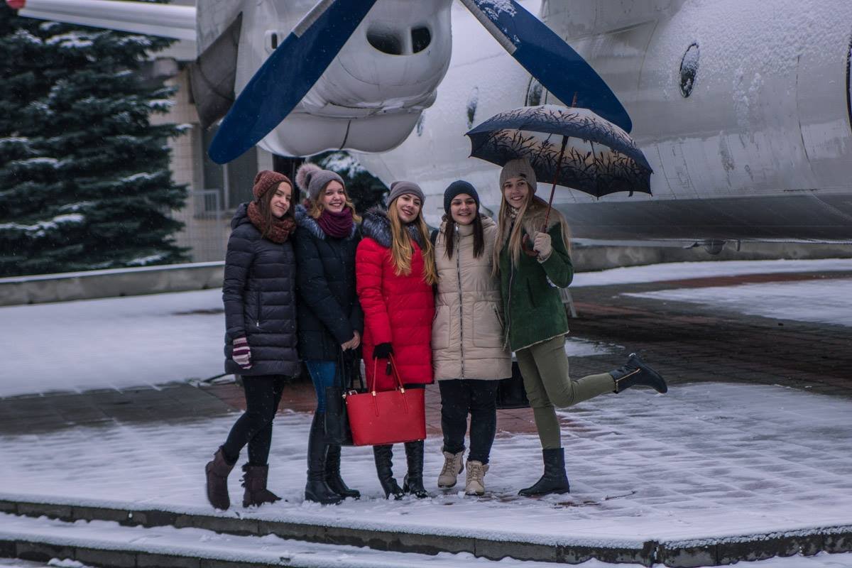 Студентки обрадовались зиме