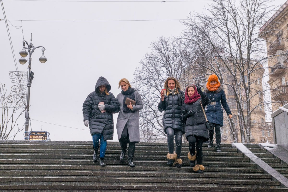 Люди согреваются горячими напитками