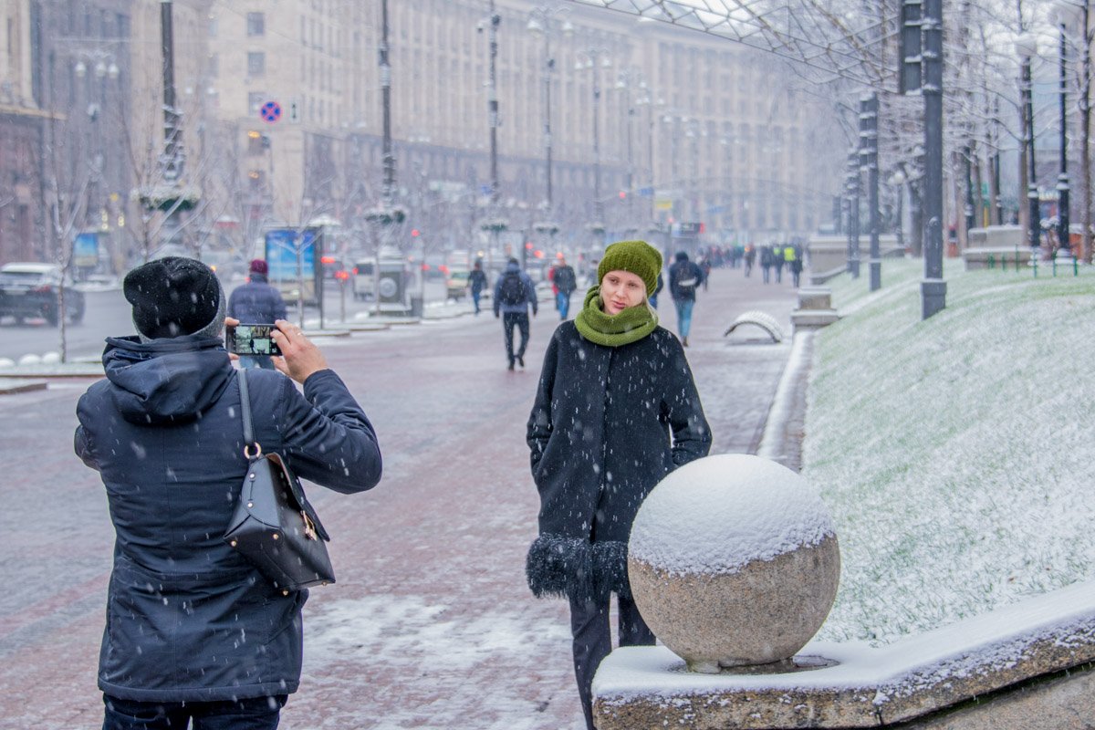 Киевляне не упускают возможность сфотографироваться на фоне зимней сказки