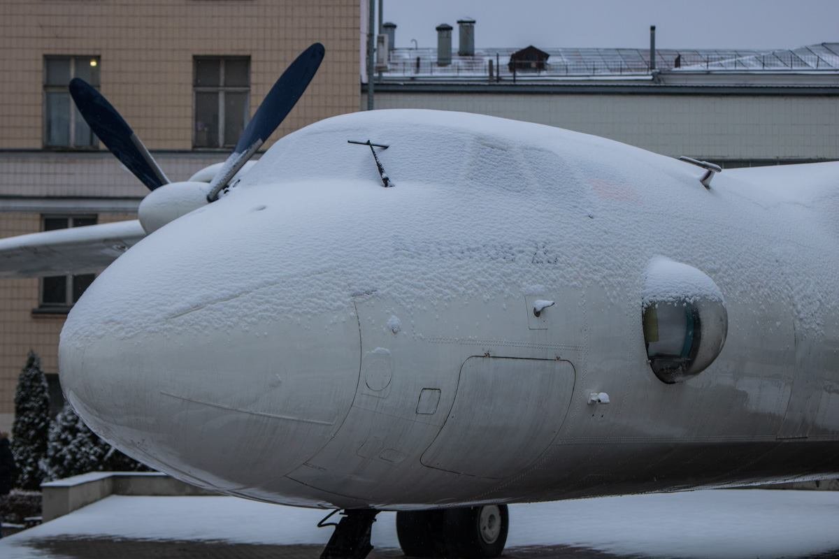 Снег накрыл покрывалом даже самолеты