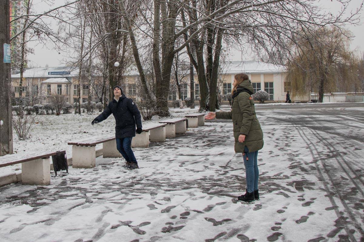 Молодежь уже даже начала играть в снежки