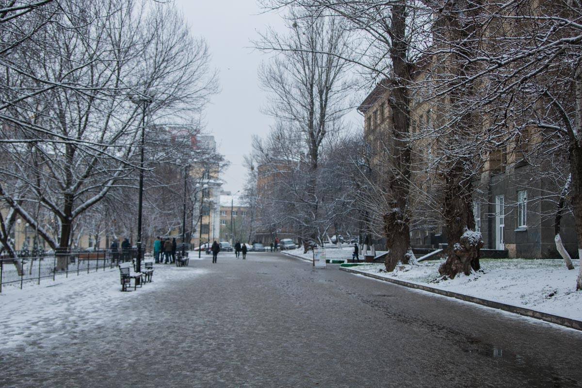 Скоро на снегу появятся первые "ангелы" и дети будут кататься на санках