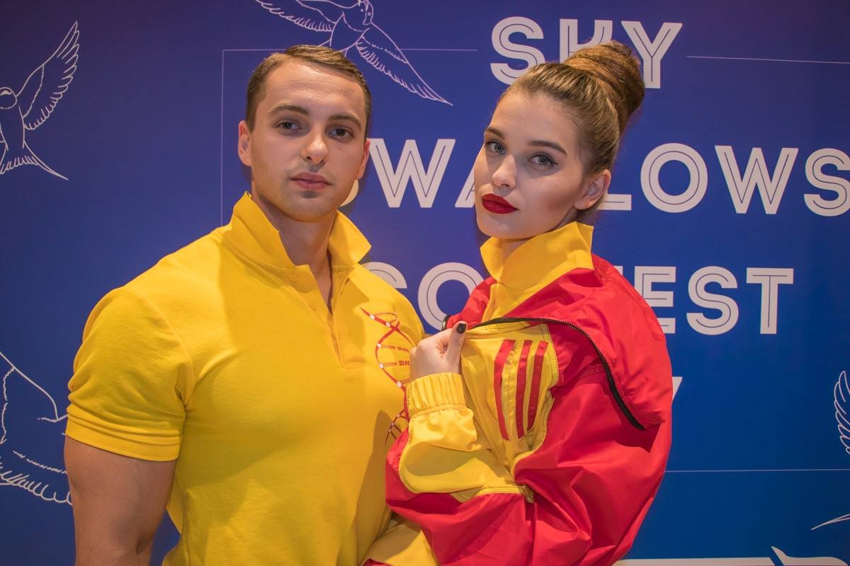 Модели с удовольствием позировали перед камерой в модной одежде 