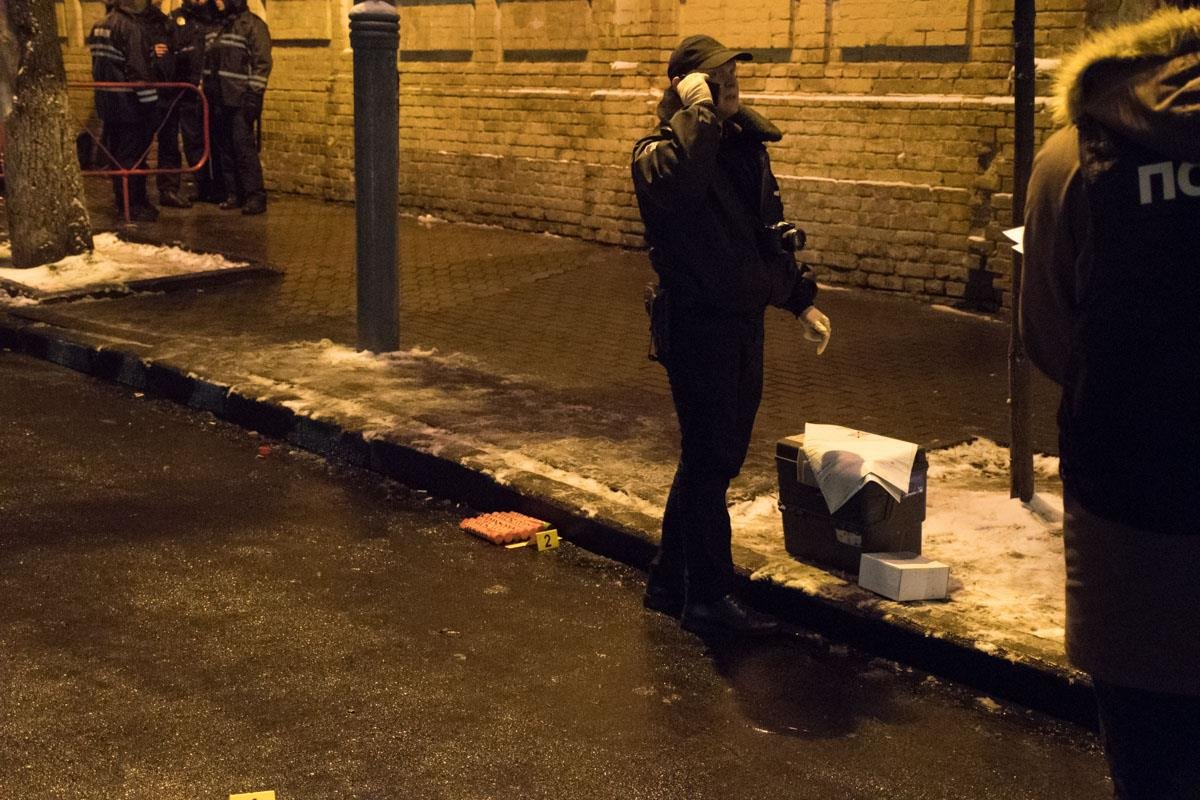 В годовщину разгона студентов на Майдане более 200 людей собрались под Администрацией президента. Участники акции требовали расследования расследования дел Майдана В годовщину разгона студентов на Майдане более 200 людей собрались под Администрацией президента. Участники акции требовали расследования расследования дел Майдана