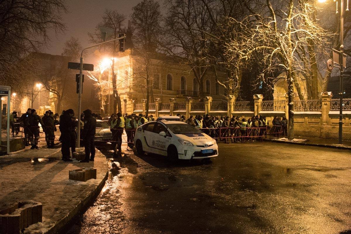 За нарушение порядка полиция задержала 4 протестующих За нарушение порядка полиция задержала 4 протестующих