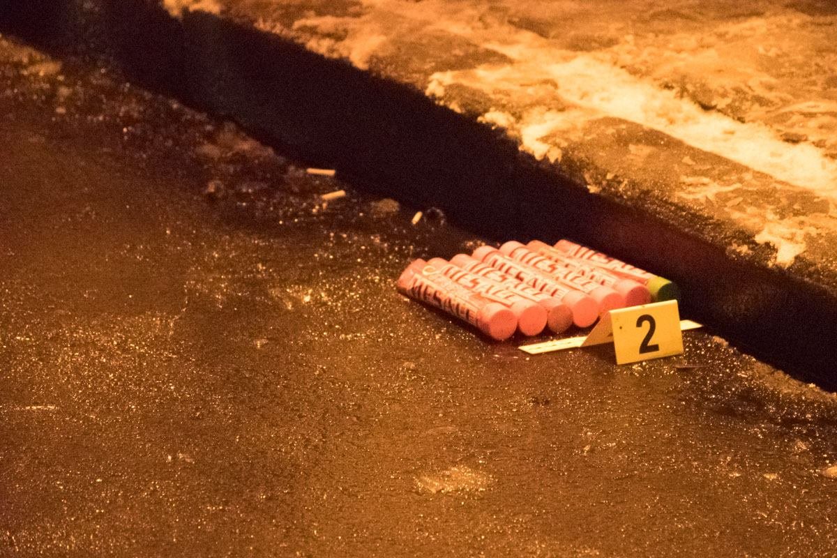 Около Министерства несколько человек пытались поджечь военную дымовую шашку Около Министерства несколько человек пытались поджечь военную дымовую шашку