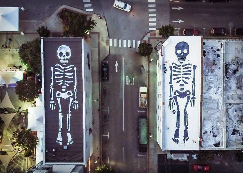 Литовский художник Эрнест Захаревич украсил два здания к Хэллоуину